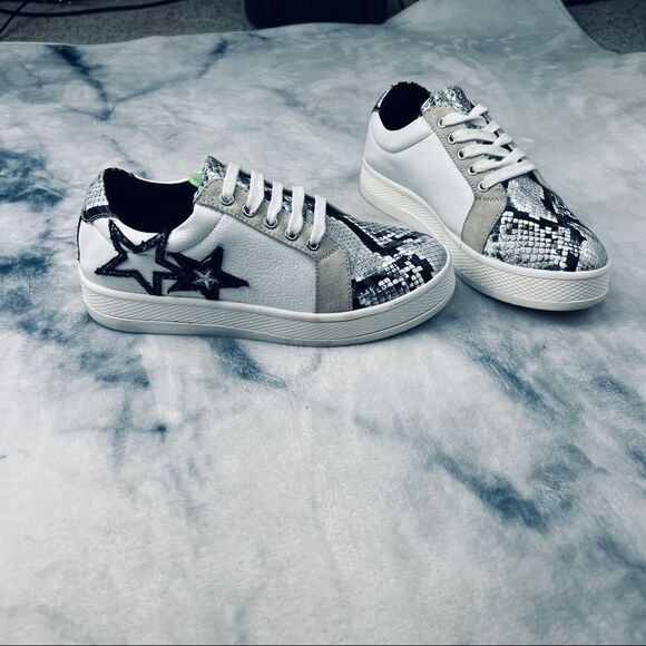 Sneakers size 6 - Picture 1 of 6